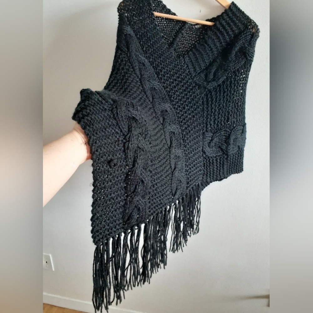 Woolly Cable-knit Poncho Shawl with fringe - Picture 5 of 11
